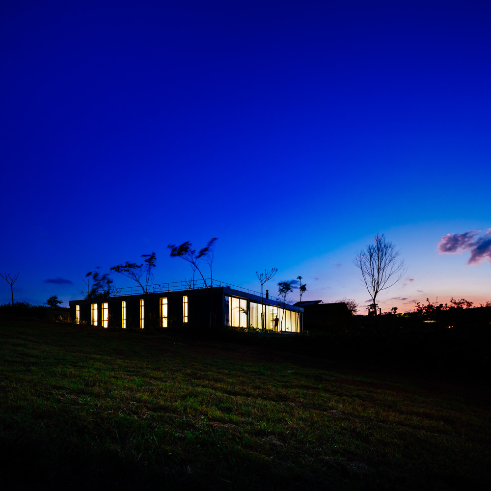 Quang cảnh House João de Barro nhìn từ bên ngoài khi màn đêm buông xuống. Ảnh: Pedro Kok.