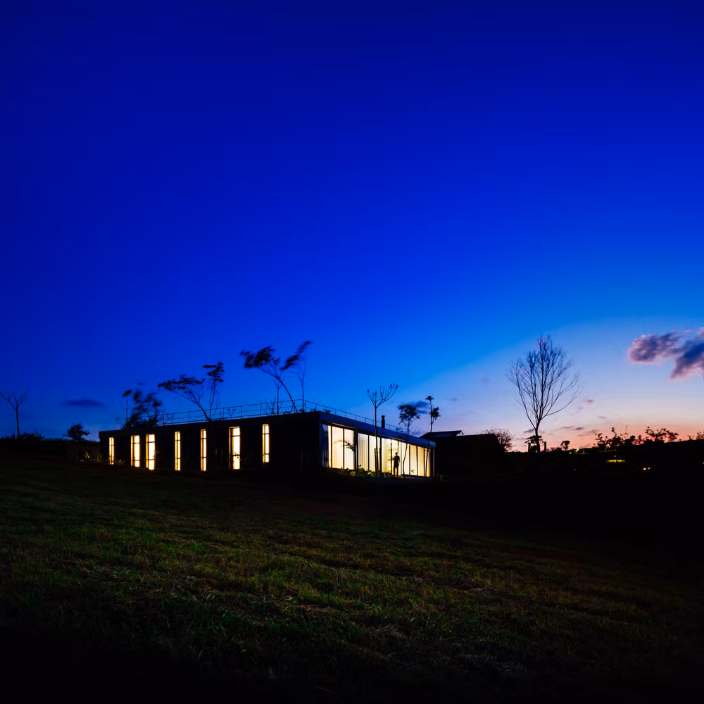 Quang cảnh House João de Barro nhìn từ bên ngoài khi màn đêm buông xuống. Ảnh: Pedro Kok.