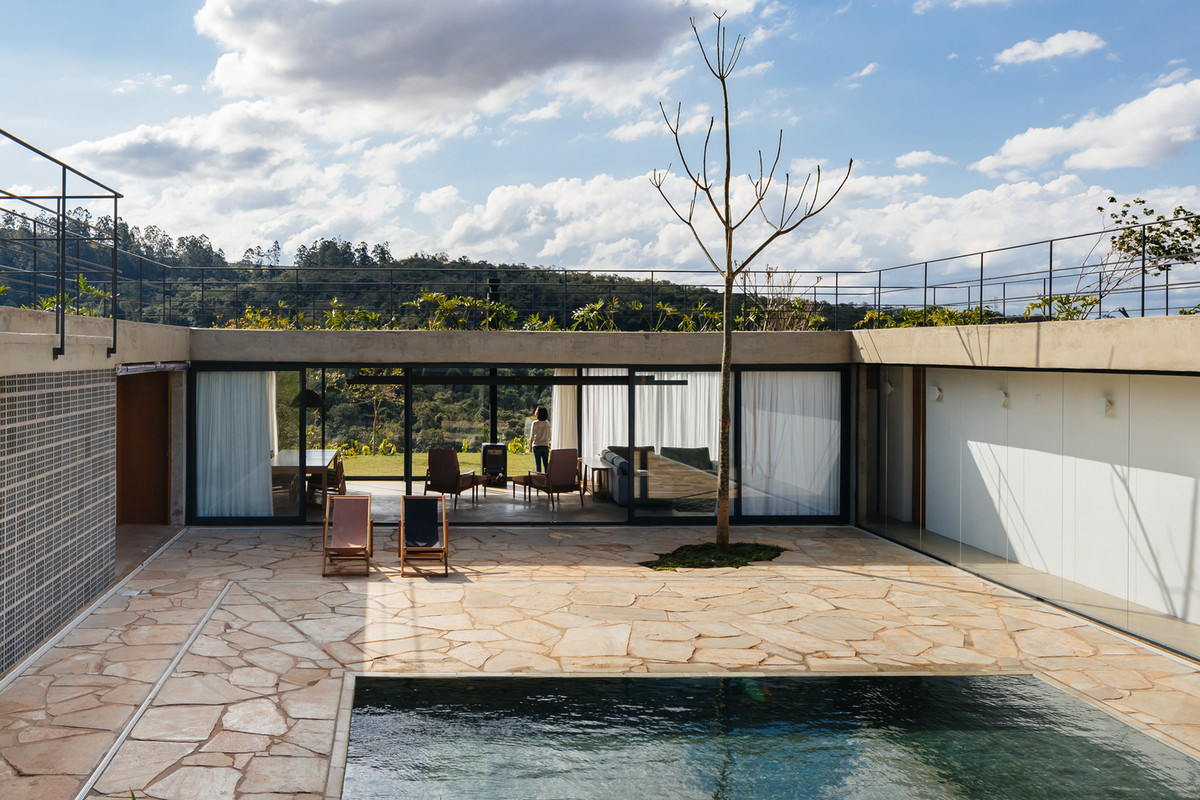 Cây cối xuất hiện khắp mọi nơi trong ngôi nhà, từ trong sân cho đến mái nhà.