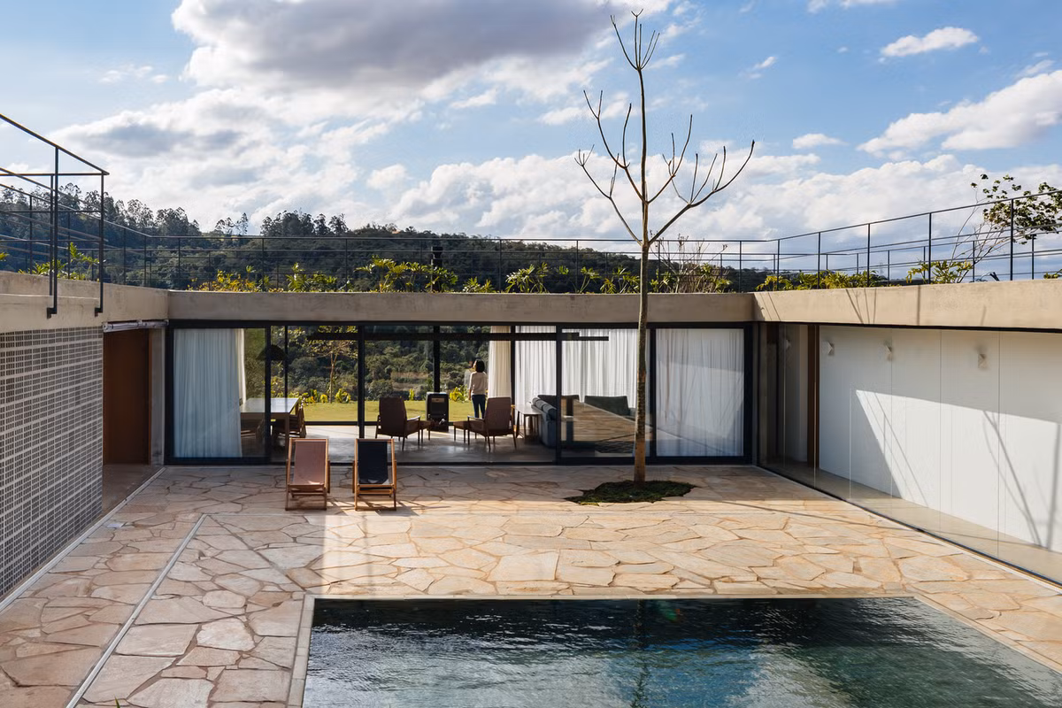 Cây cối xuất hiện khắp mọi nơi trong ngôi nhà, từ trong sân cho đến mái nhà.