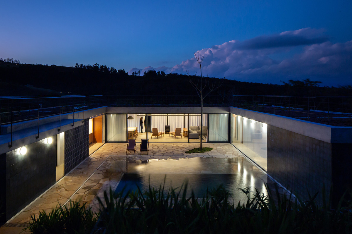 Vào những ngày hè oi bức, hồ bơi này trở thành một bãi biển “thu nhỏ”.