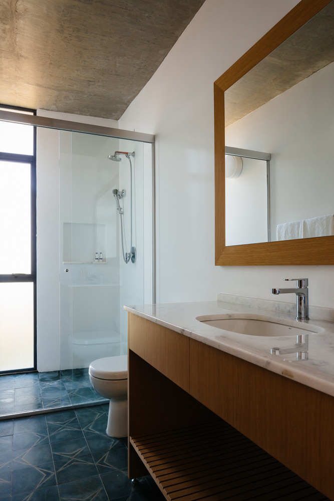 Phòng tắm nhỏ xinh, sáng sủa.