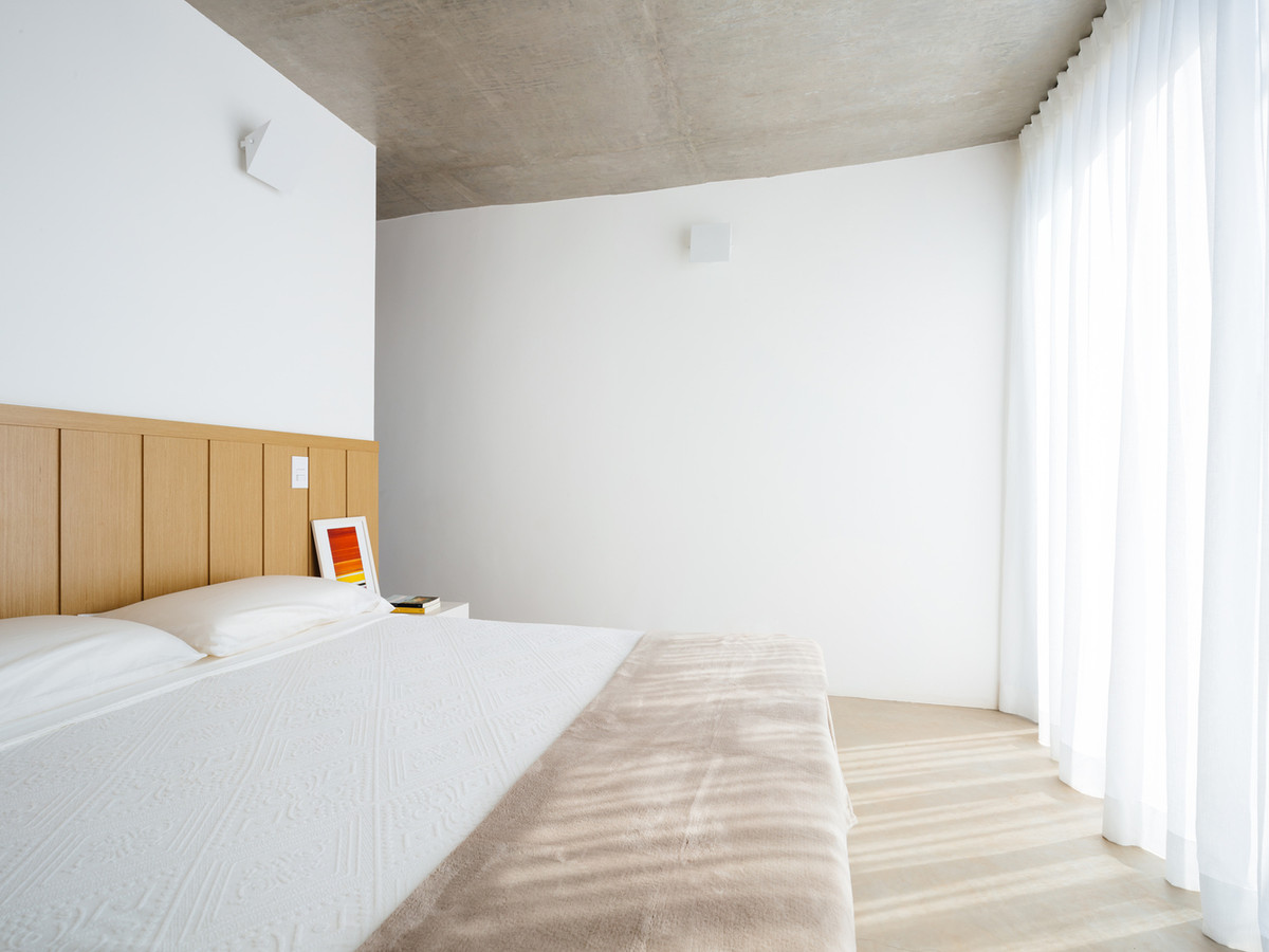 Các phòng ngủ của House João de Barro được sắp đặt một cách có tính toán tại vị trí có thể đón nhận ánh sáng mặt trời mọi lúc.
