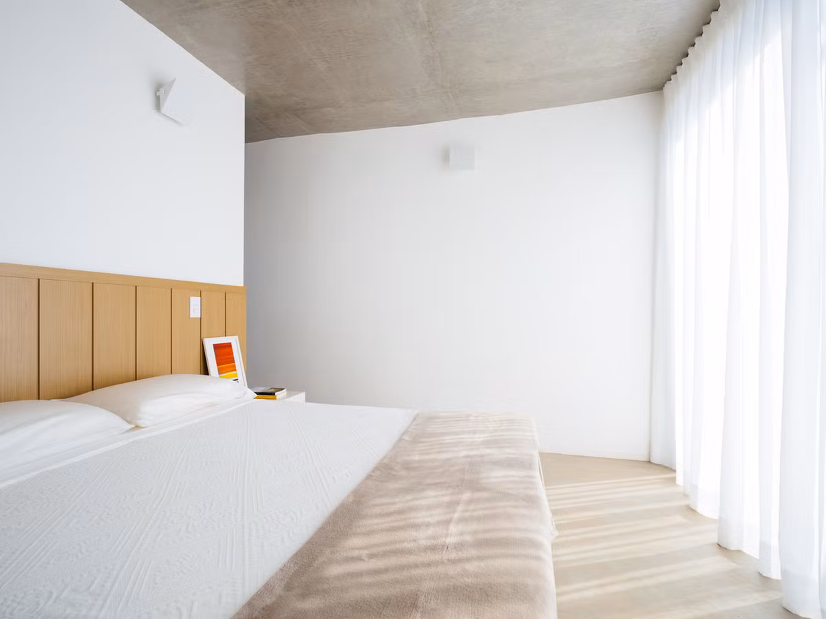 Các phòng ngủ của House João de Barro được sắp đặt một cách có tính toán tại vị trí có thể đón nhận ánh sáng mặt trời mọi lúc.