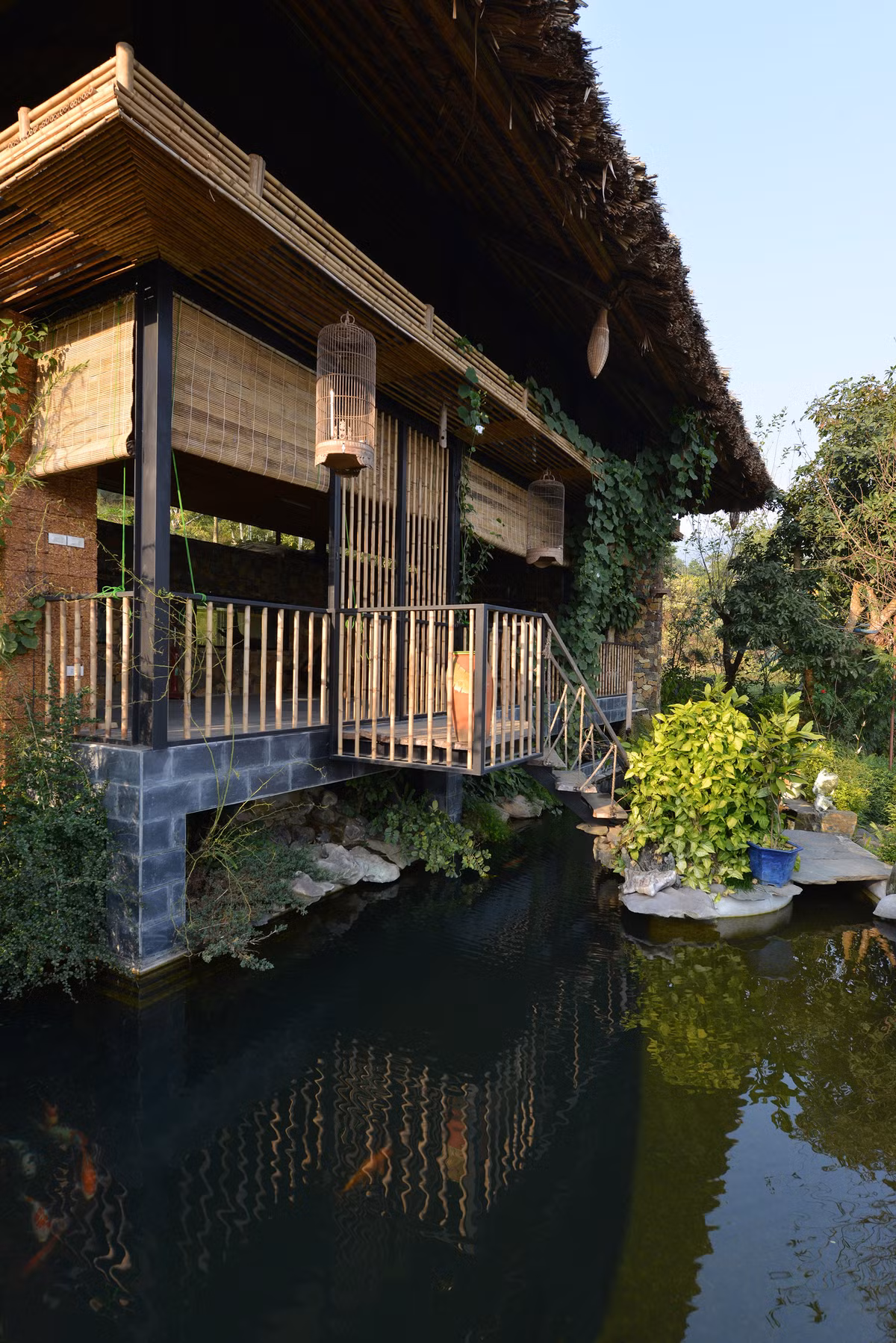 Với tiêu chí không chỉ là nơi thoải mái thư giãn cuối tuần mà ngôi nhà còn phải thân thiện với thiên nhiên, phù hợp phong cách kiến trúc bản địa, tiết kiệm năng lượng và chi phí thấp thì một ngôi nhà sàn theo kiểu người Mường được dựng lên.
