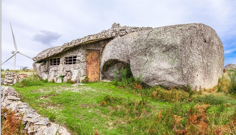 Nhà đá được xây dựng từ 4 tảng đá mòn lớn. Ảnh archdaily.