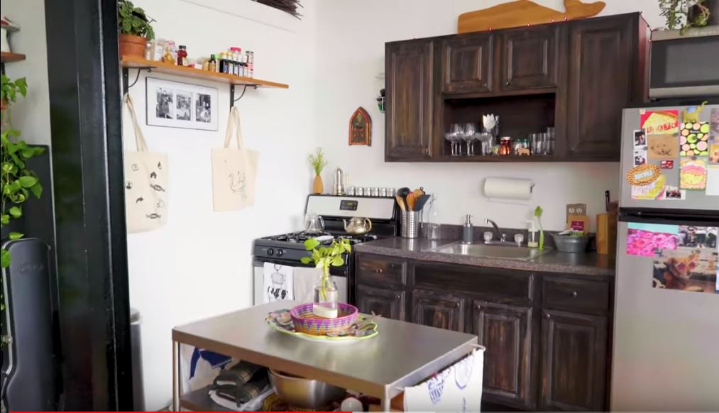 Phòng bếp gọn gàng và tiện nghi. Ảnh: R29static.