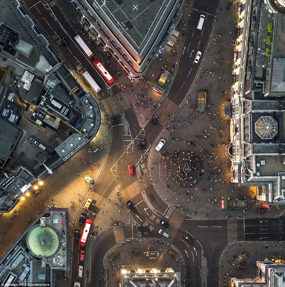 "Quảng trường Thời đại của London" nơi hàng ngàn người đi bộ mỗi ngày qua đây.