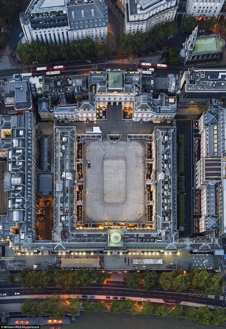 Tòa nhà tân cổ điển này ở trung tâm Luân Đôn nằm giữa giao lộ Strand và sông Thames.