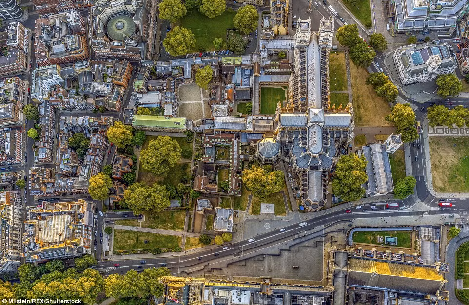 Nhà thờ Westminster Abbey. Được xây dựng theo yêu cầu của vua Henry III vào năm 1245 nhằm chuẩn bị cho nơi an nghỉ của vua. 15 đám cưới hoàng gia đã được tổ chức tại đây. Công trình kiến trúc Gothic này đã chứng kiến nhiều thăng trầm lịch sử. Kiệt tác này nhắc nhớ chúng ta về lịch sử của thành phố London.