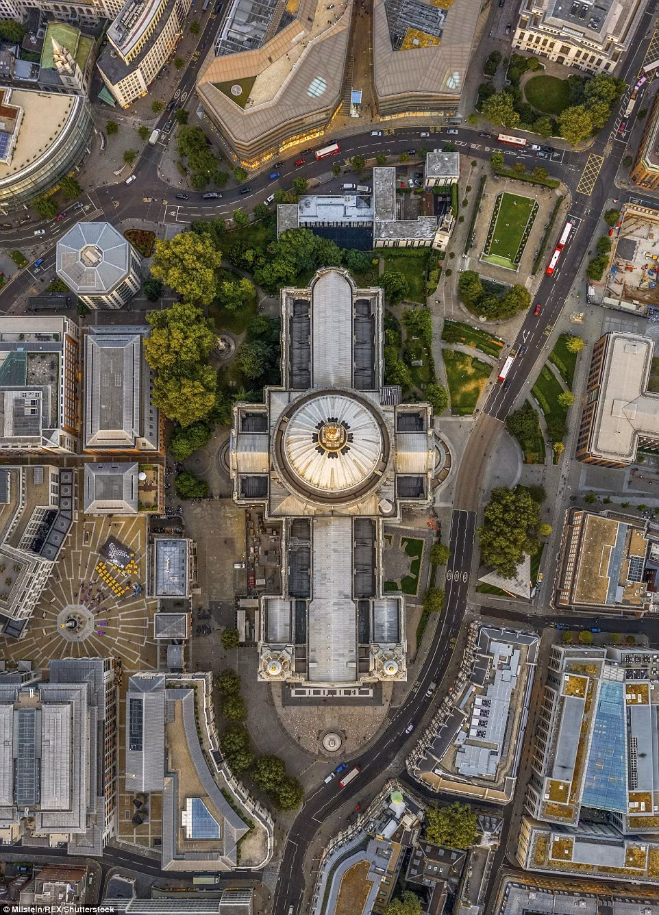 Nhà thờ này được thiết kế bởi Christopher Wren và xây dựng mất 36 năm cho đến khi hoàn thành vào năm 1711. Ba lần nhà thờ đã bị phá hủy bởi lửa và xây dựng lại và kiến trúc như ngày nay được xây dựng sau đại hỏa hoạn của London năm 1666.