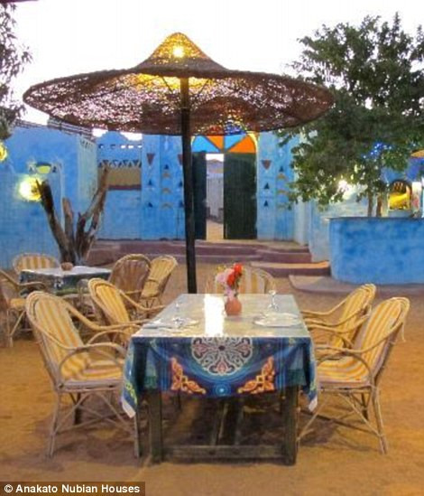 Nhà khách này cũng có đầy đủ những dịch vụ giải trí như quán cà phê, cửa hàng lưu niệm và hiệu nữ trang địa phương.