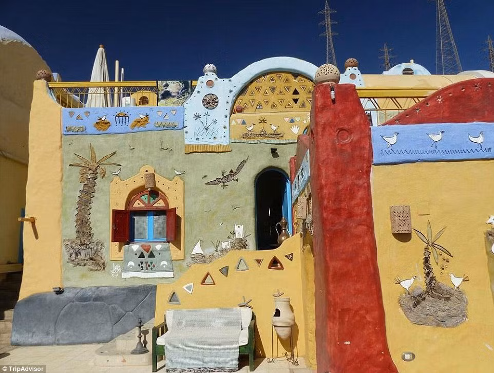 Các tòa nhà ở đây có kiến trúc kỳ quái đa dạng. Đó là hình dạng như nguệch ngoạc và dang dở, gam màu pastel tạo ảo giác bất ngờ cho môi trường sa mạc Sahara khô cằn.