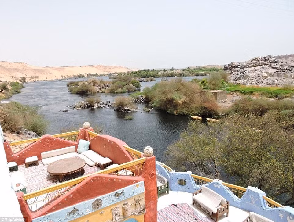 Nép mình dọc theo bờ cát vàng của sông Nile, khu nhà nghỉ ấn tượng này làm cho bất kỳ khách nào đi qua cũng không thể bỏ lỡ vào thăm bởi gam màu nóng và kiểu dáng cổ pha lẫn hiện đại.