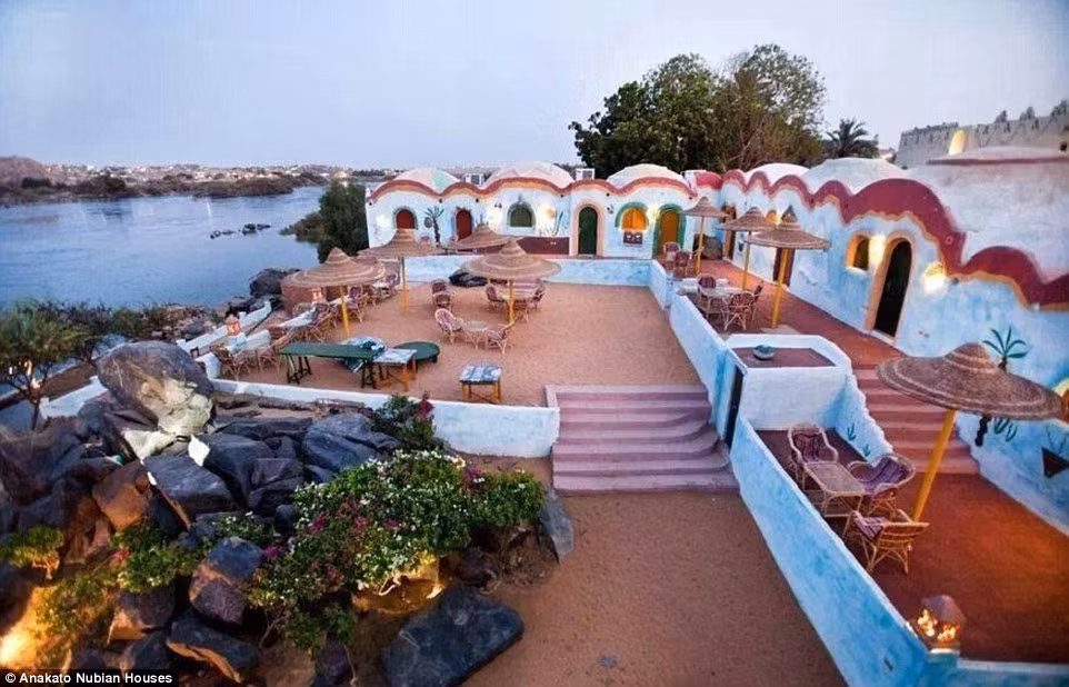 Khu vực ngoài trời là cảnh quan ngoạn mục, phóng tầm mắt đến thị trấn Aswan sáng lung linh ánh đèn đối diện.