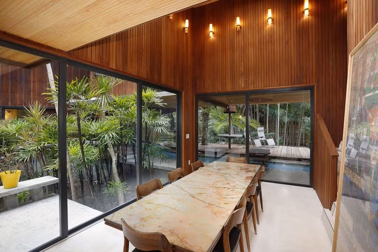 Bên cạnh đó, ngôi nhà còn bao gồm thác nước và nhà tắm hơi như một spa chuyên nghiệp. Ảnh: housebeautiful.