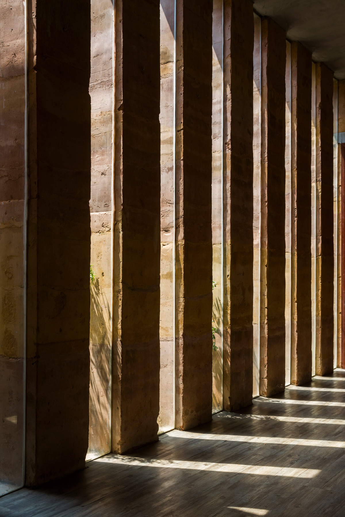 Toàn bộ ngôi nhà vô cùng chắc chắn và kiên cố dù không sử dụng cột, trụ bê tông.