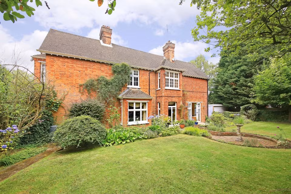 Căn nhà này nằm ở vùng Hertfordshire, phía Đông nước Anh. Nó được mua sau khi hai người này chuyển về sống với nhau.