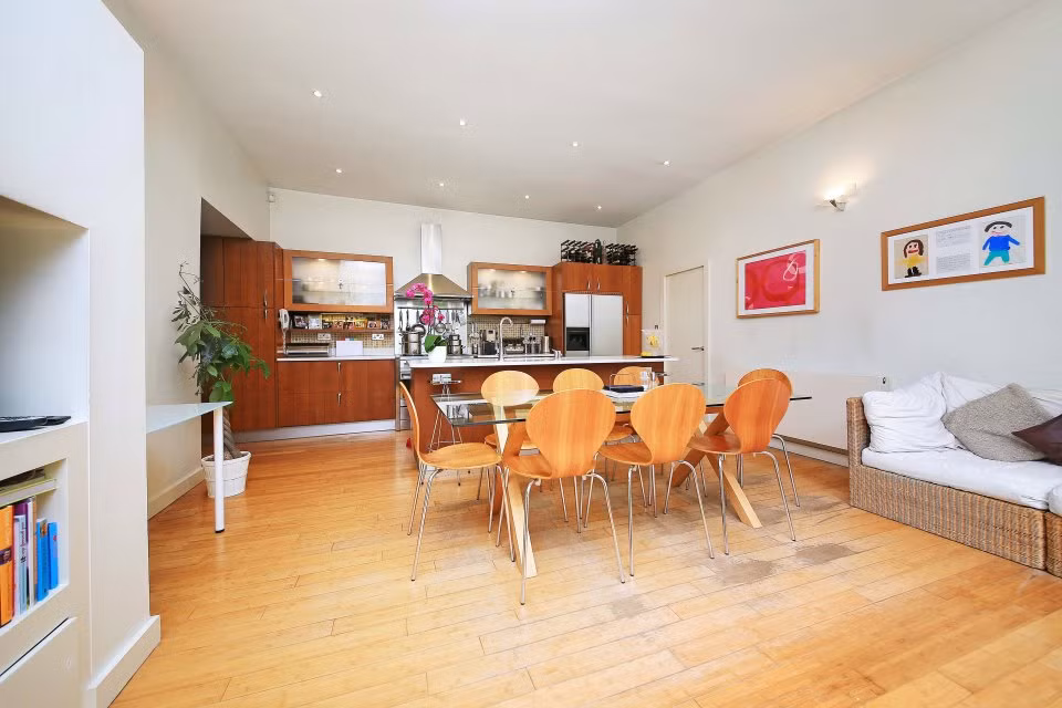 Tầng đầu tiên có một phòng ngủ chính và 5 phòng ngủ phụ khác cộng với 2 phòng tắm lớn.