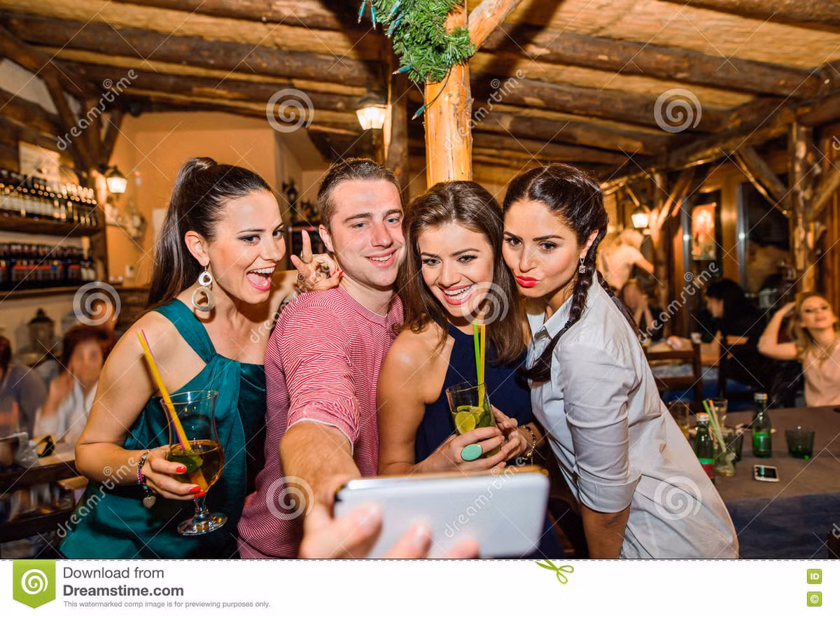 Điều kiện thứ 3 để có thể vào bar Mecca là có sự giới thiệu bởi một thành viên của bar là một người nổi tiếng.