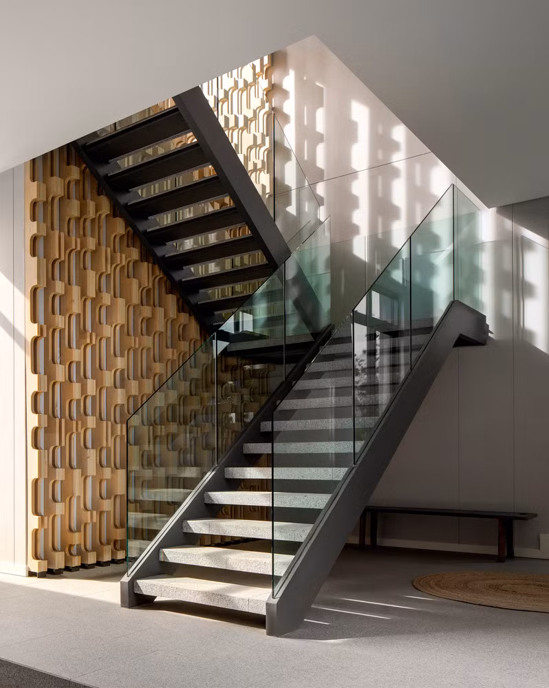 Cầu thang sử dụng kính cường lực - xu hướng cầu thang đang thịnh hành hiện nay.