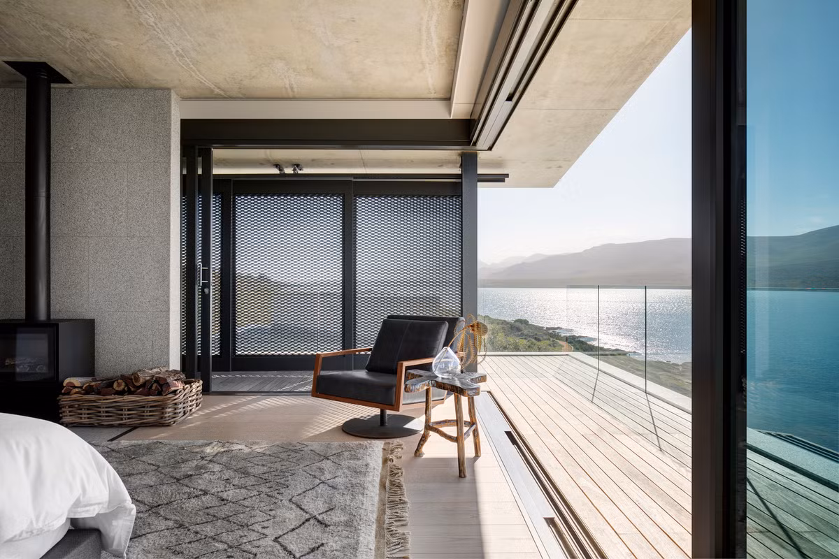 Ngay cả khi đang ngủ, bạn cũng có thể ngắm nhìn cảnh biển xinh đẹp ngoài xa.