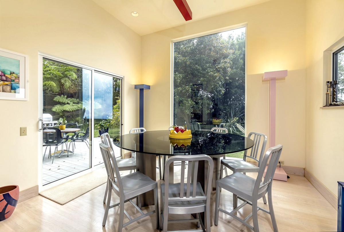 Hai chiếc đèn màu xanh và hồng ở góc tường cũng được kiến trúc sư người Ý Sottsass thiết kế.