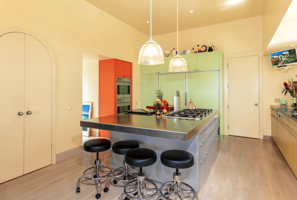 Phòng bếp cũng rực rỡ sắc màu, hiện đại và tiện nghi.
