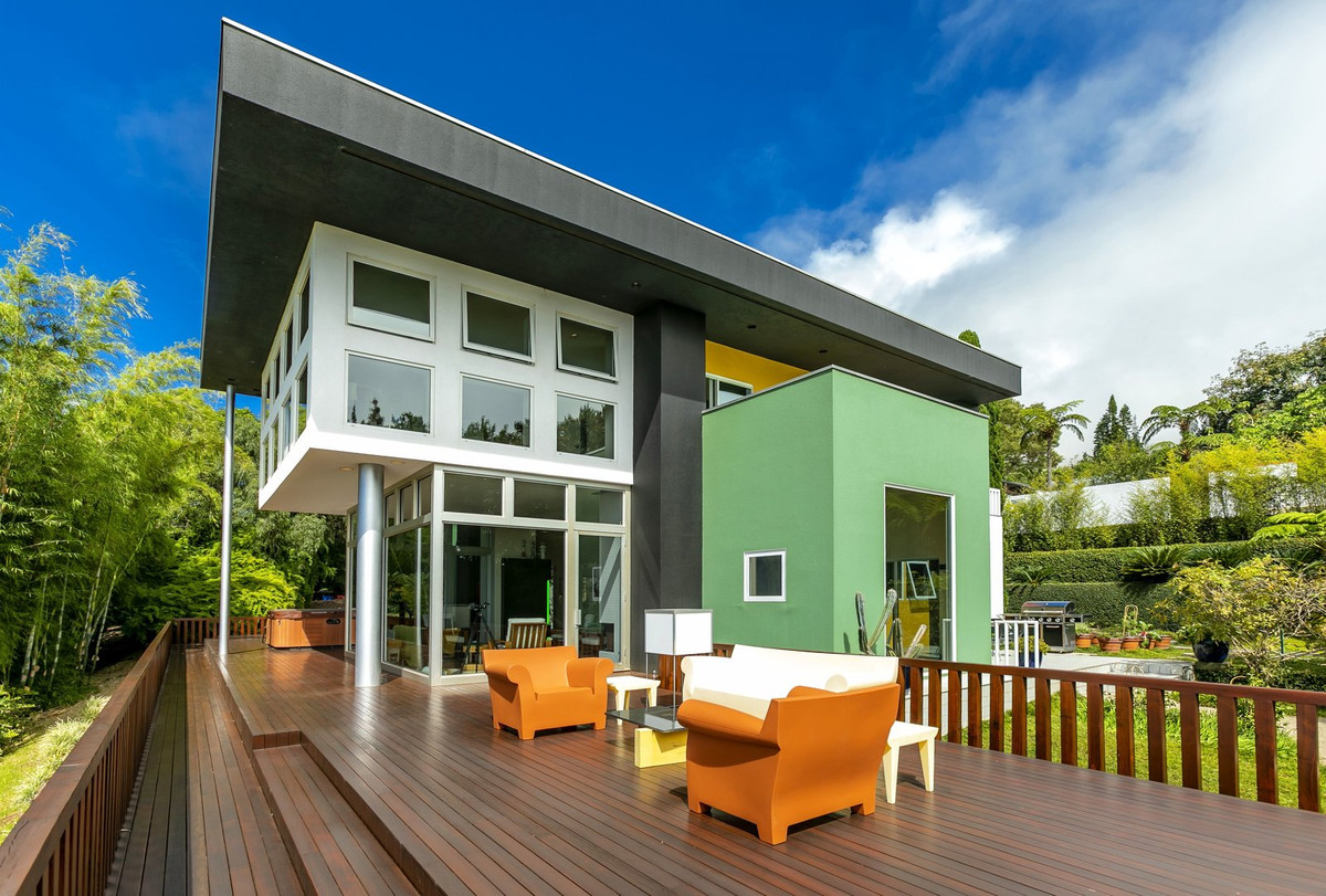 Ngôi nhà được hoàn thành vào năm 1997, bao gồm 3 phòng ngủ và toàn bộ 3 phòng này được đặt trên tầng 2 để gia chủ có thể ngắm nhìn cảnh biển bao la và khu vườn tươi đẹp bên dưới.