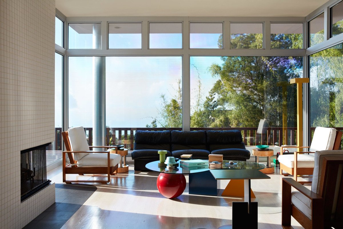 Kiến trúc sư người Ý Sottsass - người đã qua đời năm 2007 - đã tự tay thiết kế nhiều đồ nội thất trong Casa Olabeunaga, trong đó có bộ bàn ghế này.