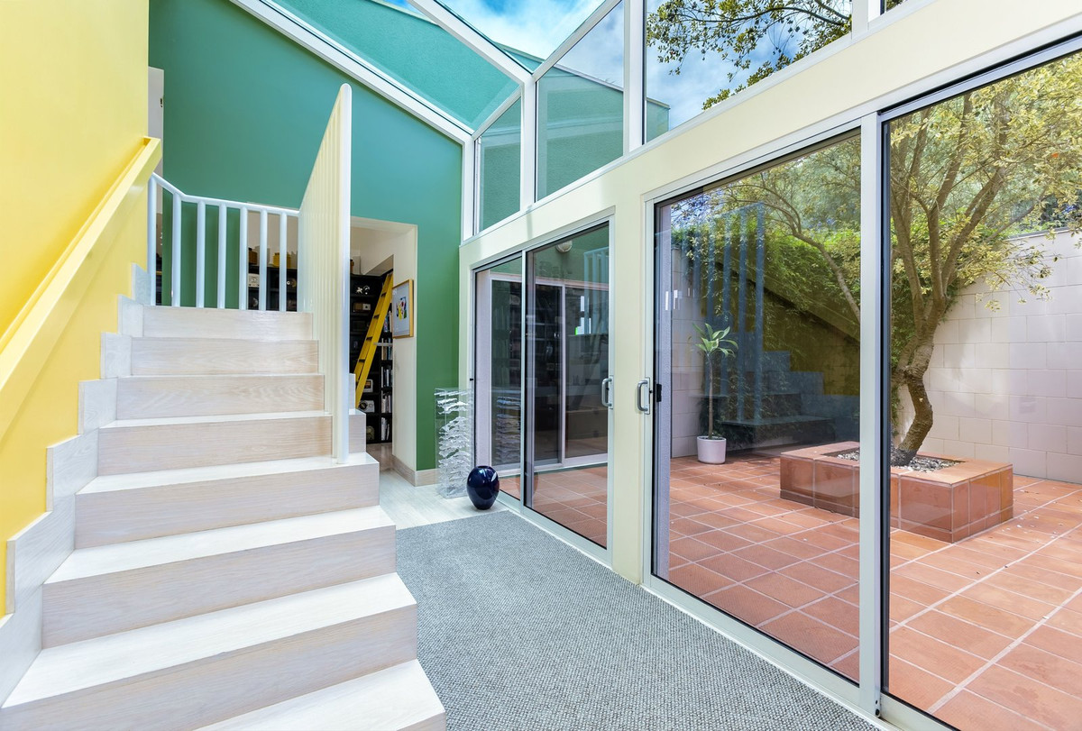 Chiếc thảm len có xuất từ New Zealand được trải cạnh cầu thang.