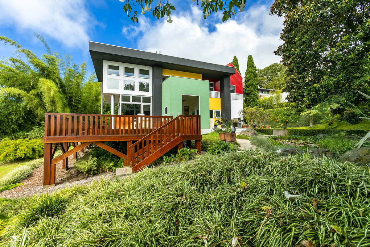 Casa Olabeunaga thậm chí còn có cả một gara với sức chứa 2 xe ô tô và một trạm sạc ô tô điện.