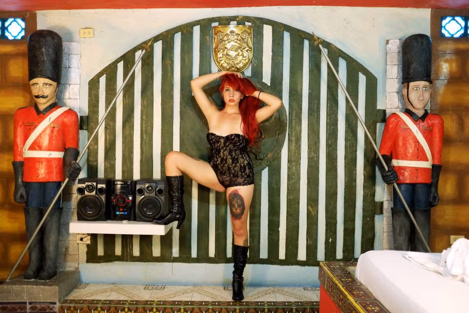 Ở đất nước này, mại dâm là hợp pháp và vì thế vấn đề này rất cởi mở. Tuy nhiên, không chỉ các quý ông đi tìm kiếm của lạ mà các cặp vợ chồng cũng thường tìm đến khách sạn kiểu này để tìm kiếm một nơi nghỉ ngơi quyến rũ.