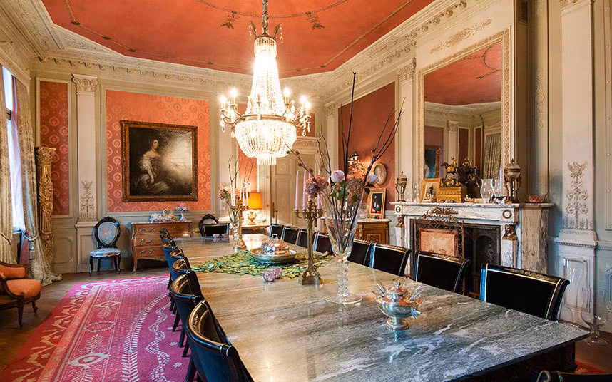 Tòa lâu đài có 5 tầng có đầy đủ thư viện, phòng chơi bida, nhà kính và sân thượng có tầm nhìn 360 độ, thậm chí còn có cả một hầm rượu rộng hơn 1000m2, một hồ bơi và một trang trại.