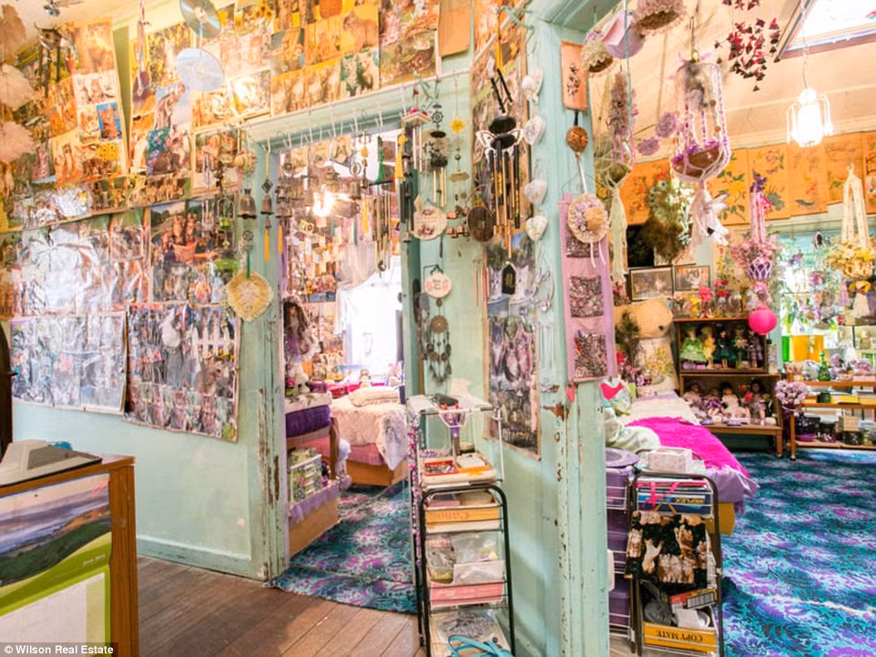 Ngôi nhà được xây từ năm 1940, có 2 phòng ngủ, 1 phòng khách, nhà vệ sinh và bếp. Ban đầu nó cũng chỉ là một ngôi nhà bình thường với trần cao, sàn gỗ và lò sưởi.