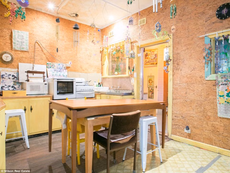 Khoảng thoáng đãng nhất trong ngôi nhà là nhà bếp đã được cải thiện và bớt một số chi tiết rườm rà.