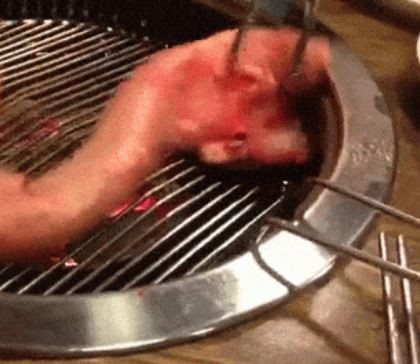 Mặc dù có người dùng đũa kẹp cố giữ con cá lại nhưng dường như “bất lực". Sau khi được đăng tải đoạn clip thu hút rất nhiều lượt xem và bình luận cho rằng đây là chuyện lạ hiếm thấy. Có người lại bình luận, thực chất con cá này đã chết nhưng vì bị thả vào bếp than nóng, các dây thần kinh của nó vẫn hoạt động nên mới có hiện tượng như vậy xảy ra.