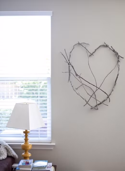 Bức tường nghệ thuật. Chỉ bằng vài ba cành cây khô là bạn đã tạo thành được một trái tim rất đơn giản treo trên tường. Chú ý, đừng làm trái tim chỉn chu hoặc quá đẹp. Sự vụng về đơn giản có khi lại rất nghệ thuật.