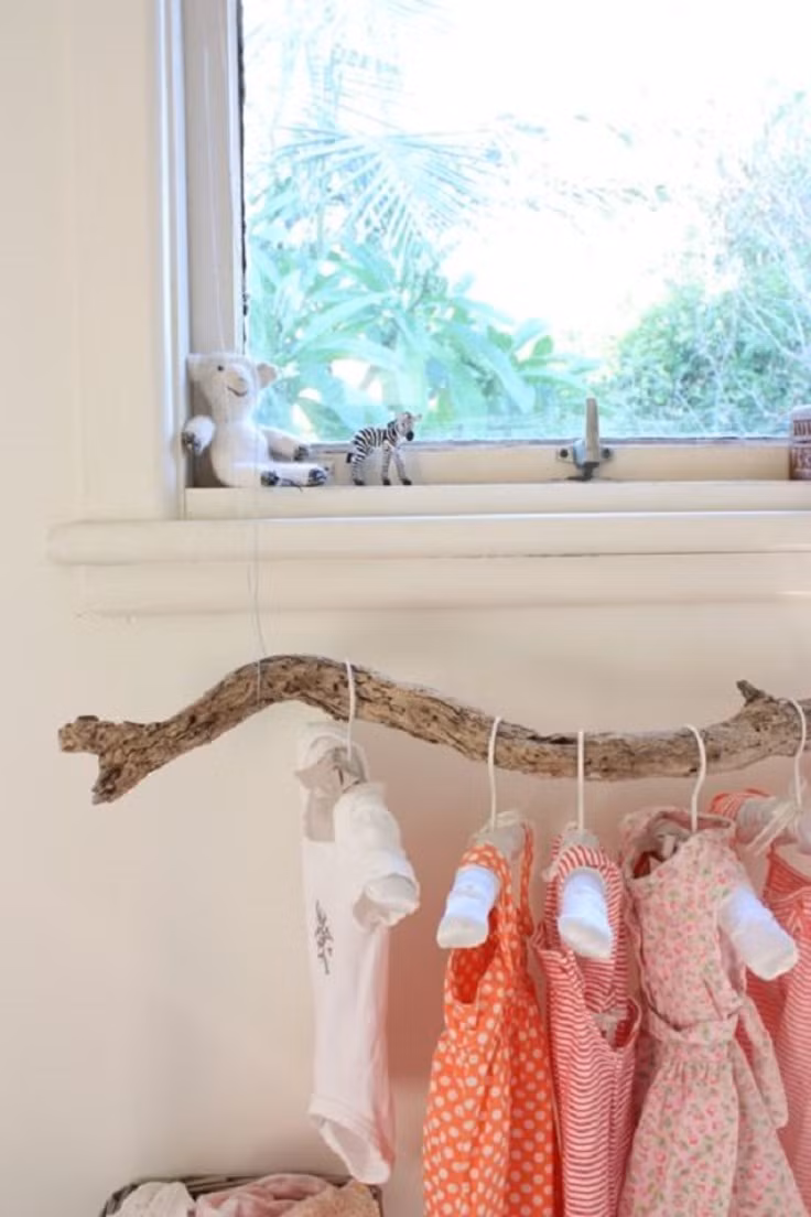 Móc áo. Thay đổi tủ quần áo bằng những móc áo từ cành cây khô. Móc áo này là nơi hoàn hảo để bạn trưng bày trang phục cho bé. Nếu biết kết hợp cảnh quan bên ngoài sẽ giống như ngôi nhà trong chuyện cổ tích vậy.