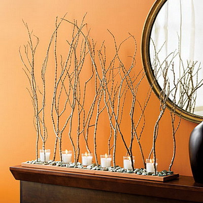 Hàng rào nến. Khéo léo hơn nữa thì bạn có thể cắm những cành cây khô thẳng hàng và đặt cốc nến xen kẽ giữa nó. Trông hàng rào nến này sẽ giống như một bức tranh sưởi ấm giữa mùa đông lạnh giá.