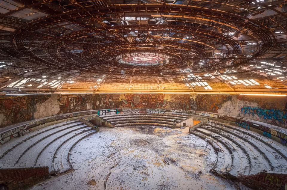 Trần nhà được trang trí bằng phù hiệu quen thuộc của tầng lớp nhân dân lao động, vô sản các nước đoàn kết lại.