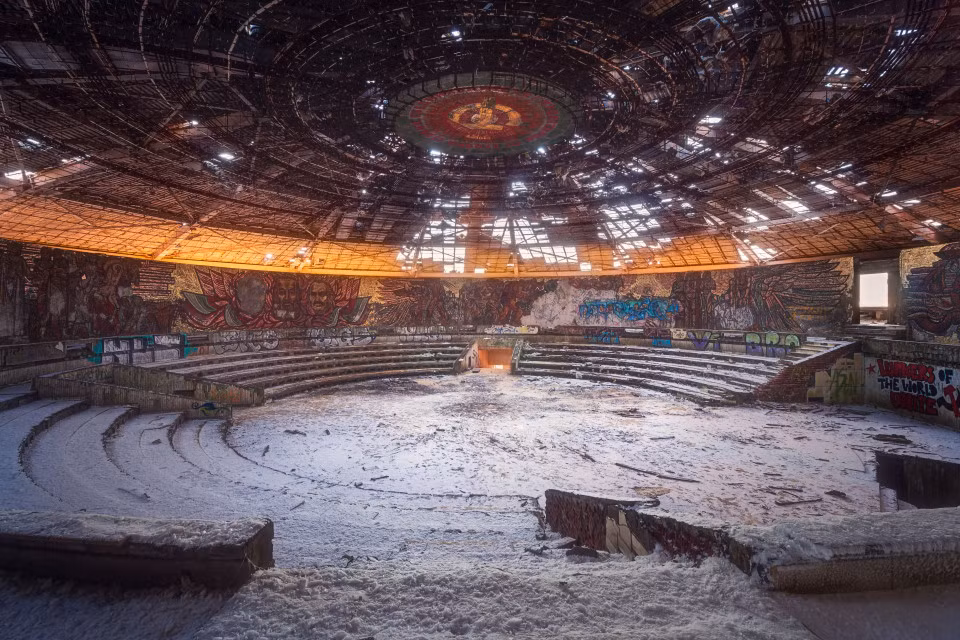 Ngoài ra còn được trang trí bằng những mảnh thủy tinh màu đỏ tạo thành ngôi sao năm cánh như biểu tượng tại điện Kremlin.