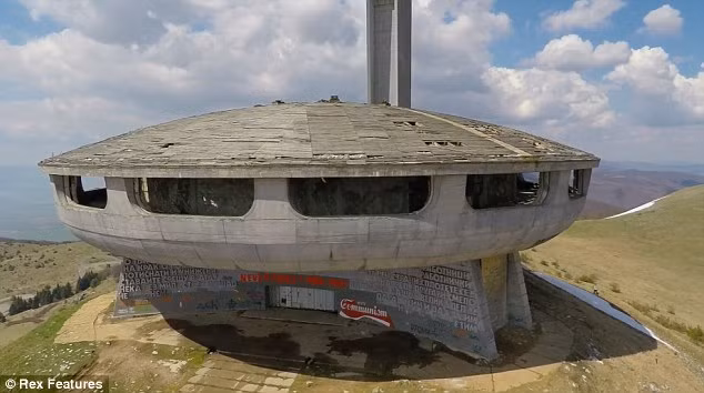 Trụ sở chính một thời của Đảng Cộng Sản chính xác trông giống như một đĩa bay từ trên trời rơi xuống và hạ cánh ở chân núi Mount Buzludzha.