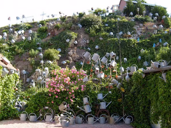 Không để thiếu không gian mở rộng bộ sưu tập, anh còn bao phủ những ngọn đồi nhỏ bên cạnh bằng những lon nước. Chẳng biết tiếp theo anh có trang hoàng cả đường phố nữa hay không.