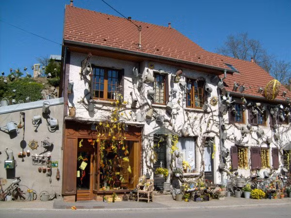 Anh Bruno Geyer, một người có cửa hàng hoa tại Rougemont Le Château, Pháp đã trang trí cửa hàng hoa của mình trong 15 năm liền với những chiếc thùng nước.