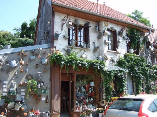 Nó trông xa như là một ngôi nhà cổ tích bước ra từ câu chuyện Alice ở xứ sở thần tiên.