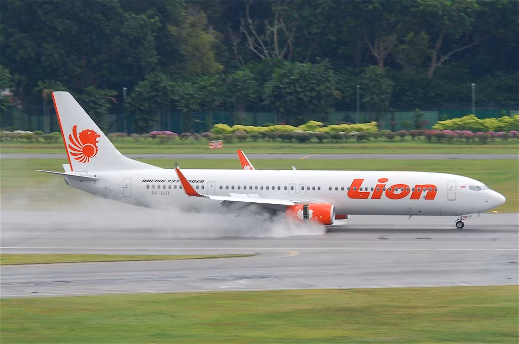 LionAir - hãng hàng không giá rẻ lớn thứ 2 ở Đông Nam Á - liên tục bị đánh giá chất lượng và dịch vụ kém. Ảnh: Theculturetrip).