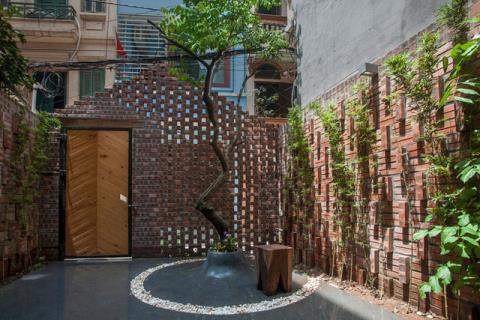 Nằm trên một con hẻm nhỏ ở đường Hào Nam, Đống Đa (Hà Nội), ngôi nhà này nổi bật hơn hẳn những ngôi nhà xung quanh bởi cánh cổng bằng gỗ và gạch mộc rất độc đáo. (Ảnh Baodatviet)