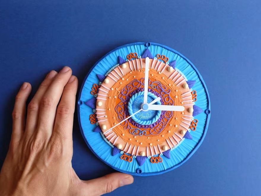 Ấy thế mà, đối với cô Justyna dường như rất đơn giản. Cô chứng minh cho cả thế giới biết rằng, chuyện làm đồng hồ đất sét chẳng khó gì.