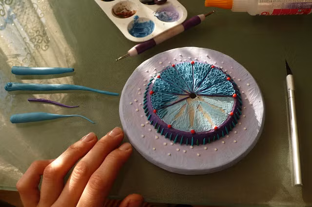 Phải mất 4 năm thực hành, cô Justyna mới có thể tạo hình đồng hồ nhuần nhuyễn.